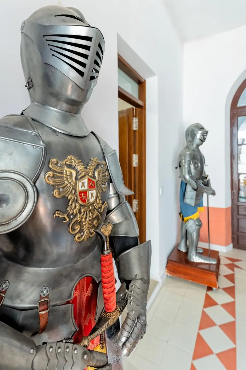 Armadura de caballero custodiando los alojamientos junto al patio