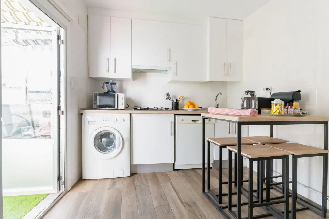 Cocina completa con lavadora, lavavajillas y mesa alta