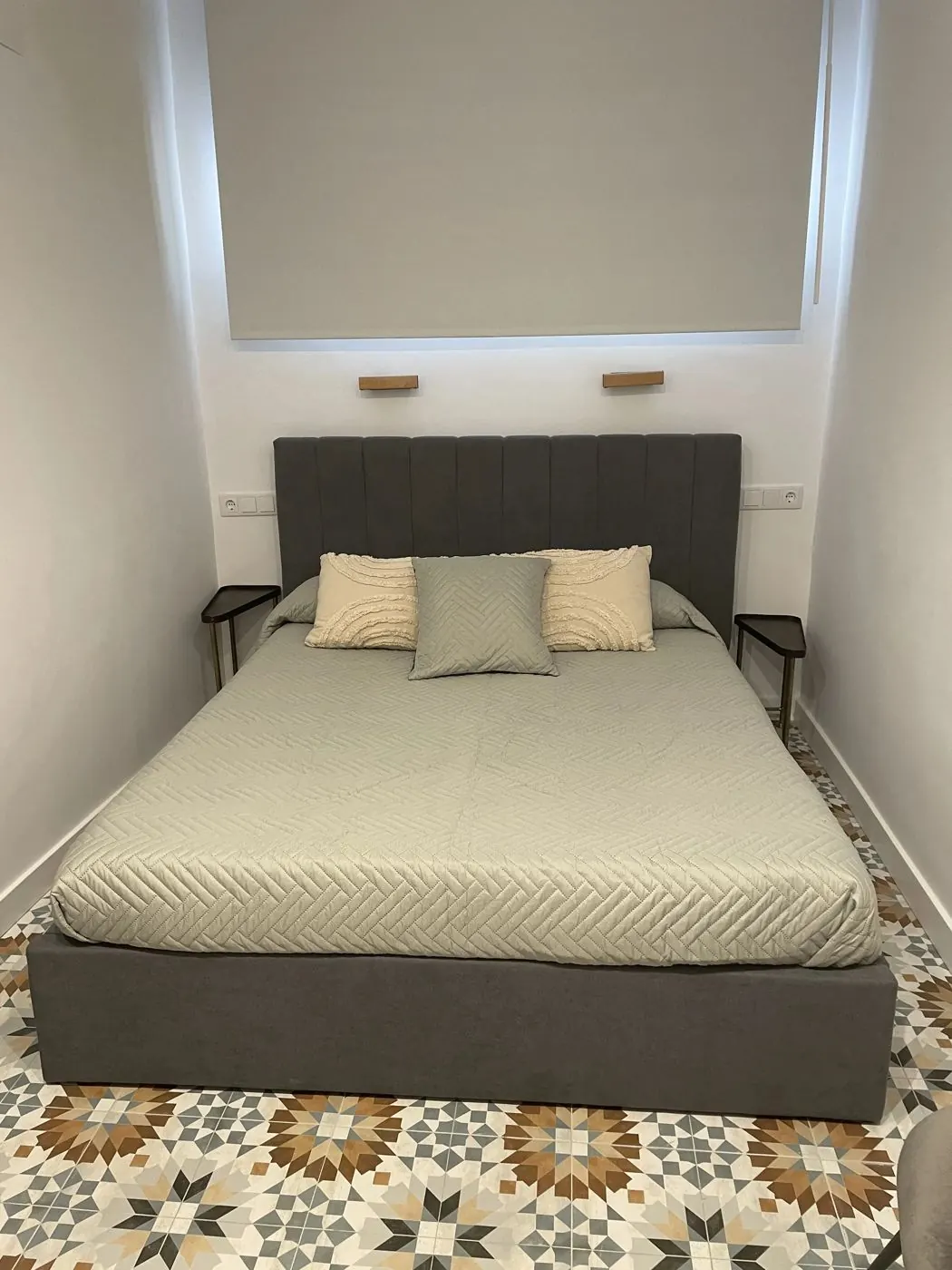 Habitación Comendador con suelo de baldosas de estrellas y cama de matrimonio
