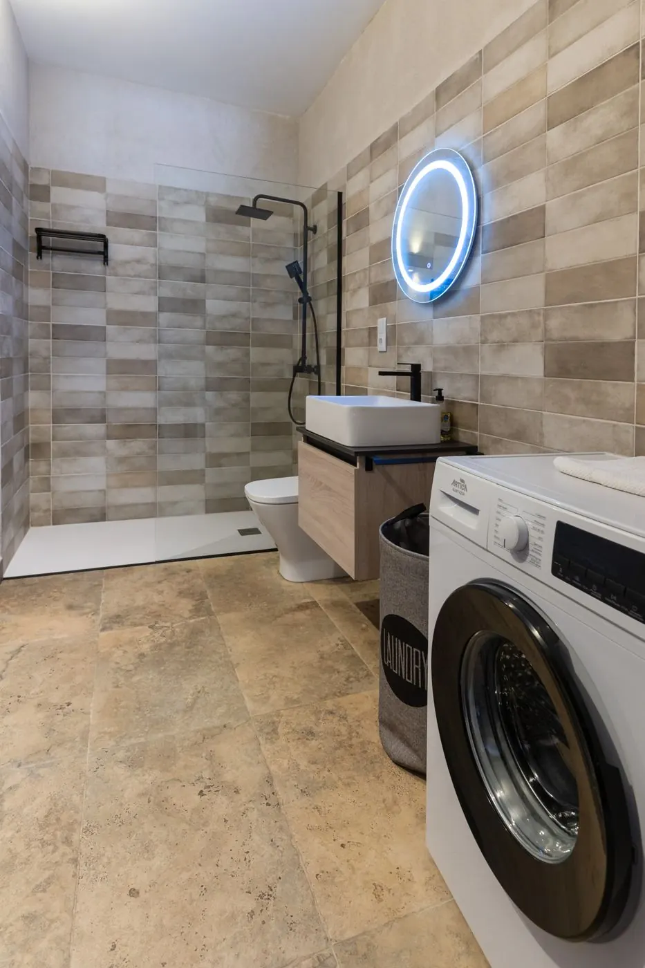 Baño con ducha de obra y lavadora