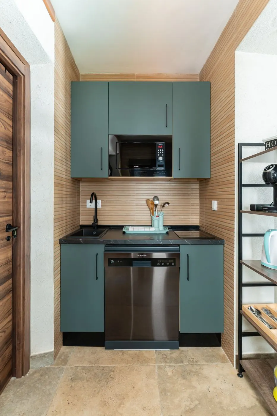 Cocina con muebles verdes y lavavajillas